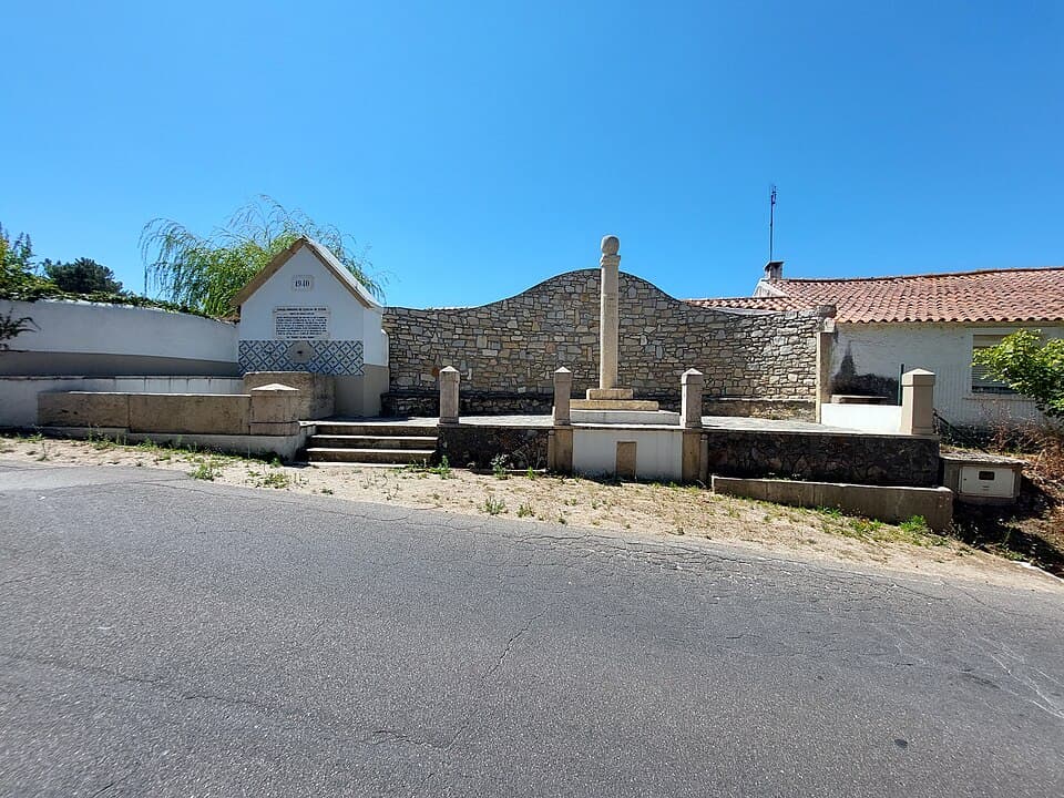 Pelourinho de Águas Belas no largo junto à fonte e ao casario
