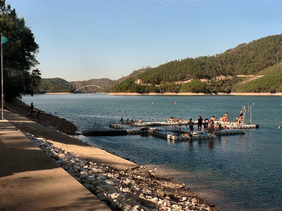 Águas da albufeira e cais da Praia Fluvial do Lago Azul em Ferreira do Zêzere