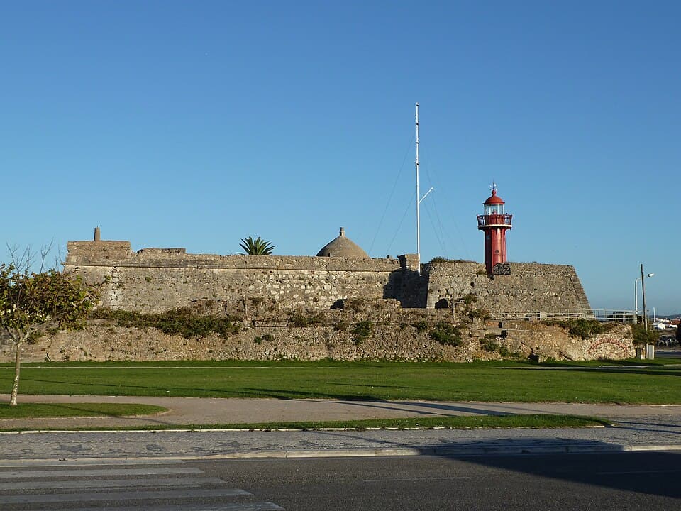 Muralhas do Forte de Santa Catarina e sinal marítimo, na Figueira da Foz