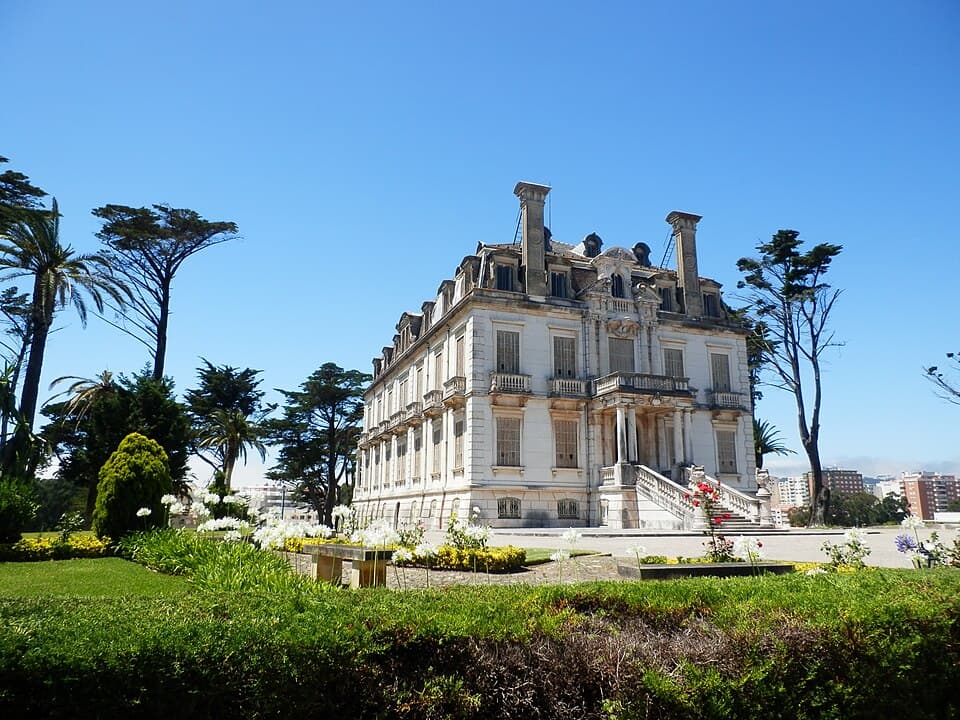 Palácio Sotto Mayor visto entre palmeiras e jardins, na Figueira da Foz