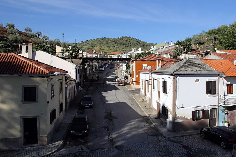 Rua de Barca d’Alva com encostas do vale ao fundo