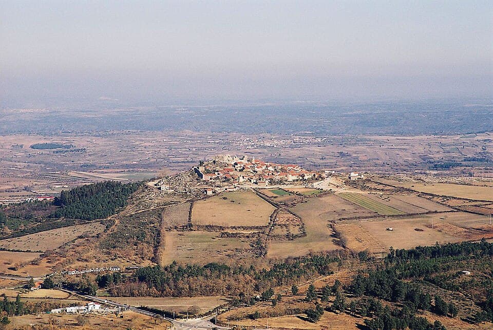 Aldeia histórica de Castelo Rodrigo rodeada pelo planalto de Riba-Côa