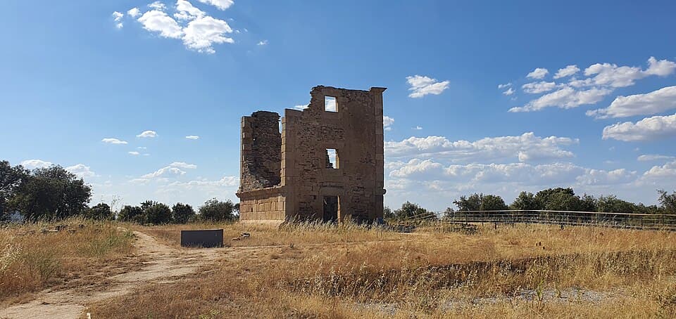 Ruína da Torre de Almofala numa paisagem de campos secos
