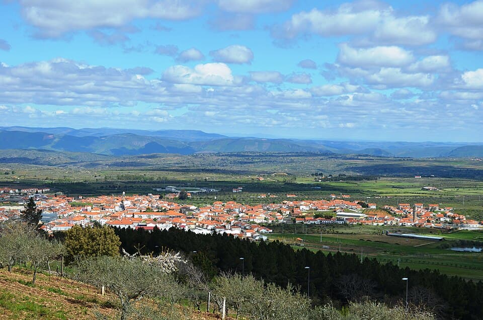 Vila de Figueira de Castelo Rodrigo vista de um ponto elevado