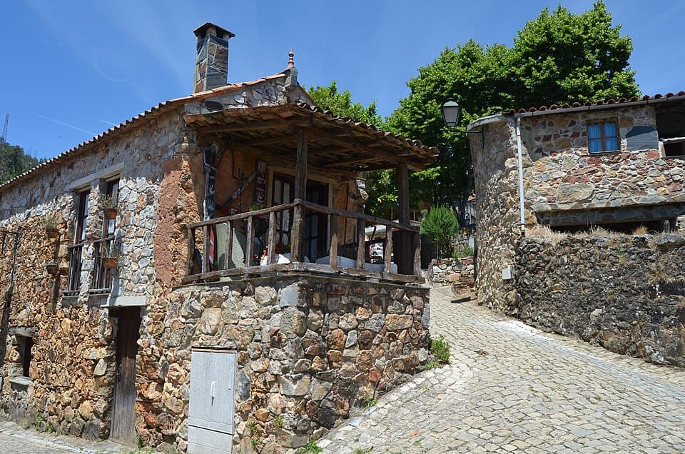 Casas de xisto e rua calcetada no Casal de São Simão