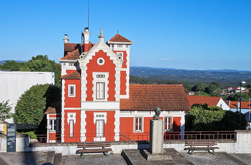 Fachada vermelha e branca do Casulo de Malhoa