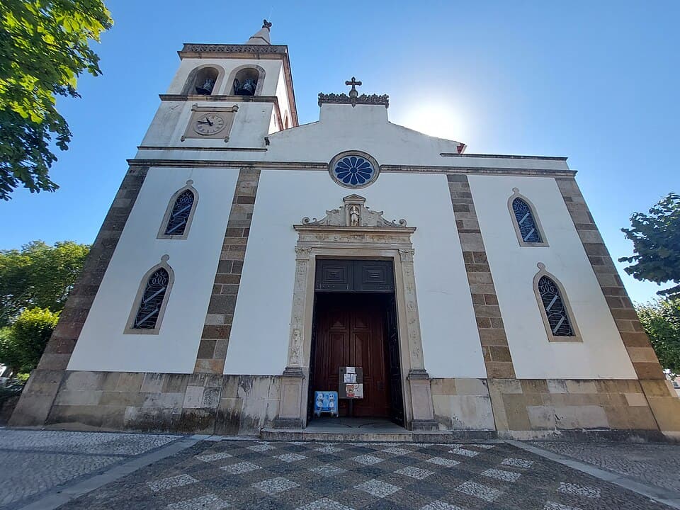 Fachada e torre da Igreja Matriz de São João Batista