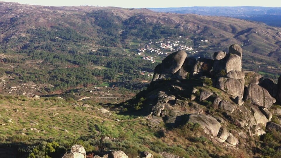 Blocos graníticos da Fraga da Pena sobre a paisagem de montanha