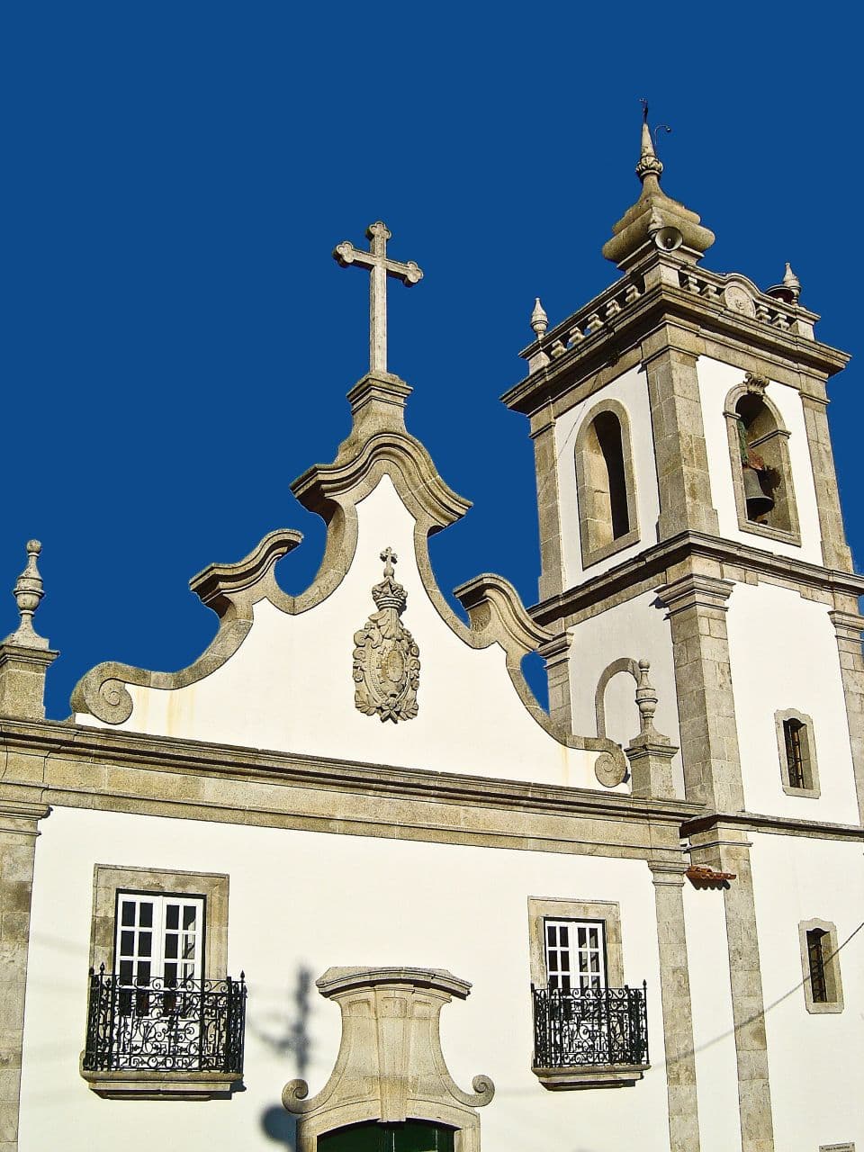 Fachada e torre da Igreja da Misericórdia de Fornos de Algodres