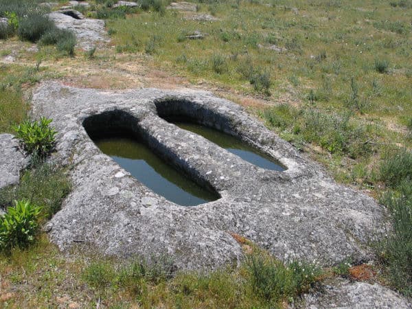 Sepulturas escavadas na rocha da Necrópole das Forcadas