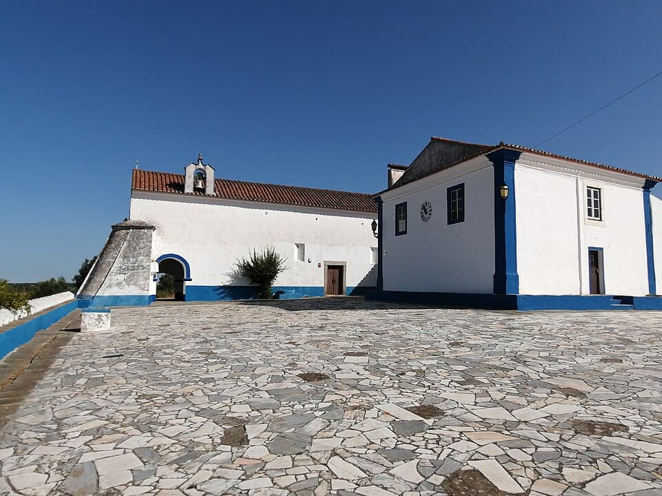 Capela de Nossa Senhora da Vila Velha com paredes brancas e remates azuis