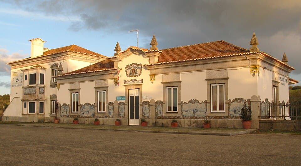 Fachada da antiga Estação de Cabeço de Vide com painéis de azulejos