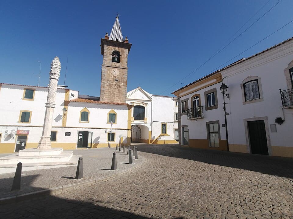 Praça do Município de Fronteira com pelourinho, Torre do Relógio e casas brancas
