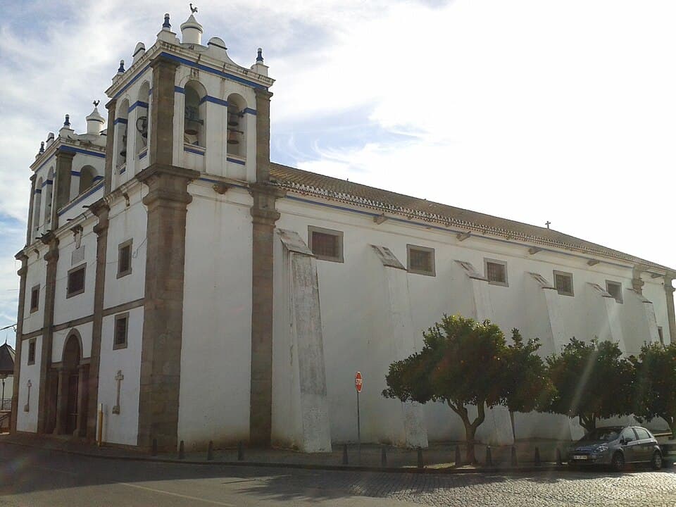 Fachada lateral e torres da Igreja Matriz de Nossa Senhora da Atalaia em Fronteira