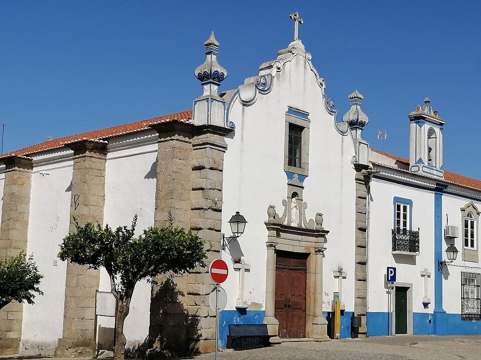 Fachada branca da Igreja da Misericórdia de Fronteira com portal em pedra