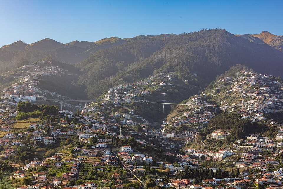 Encostas urbanizadas do Funchal vistas do Pico dos Barcelos