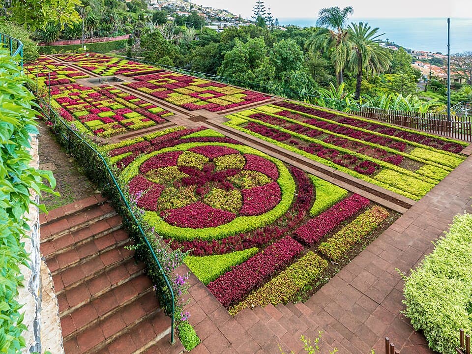 Canteiros geométricos e coloridos no Jardim Botânico da Madeira, no Funchal