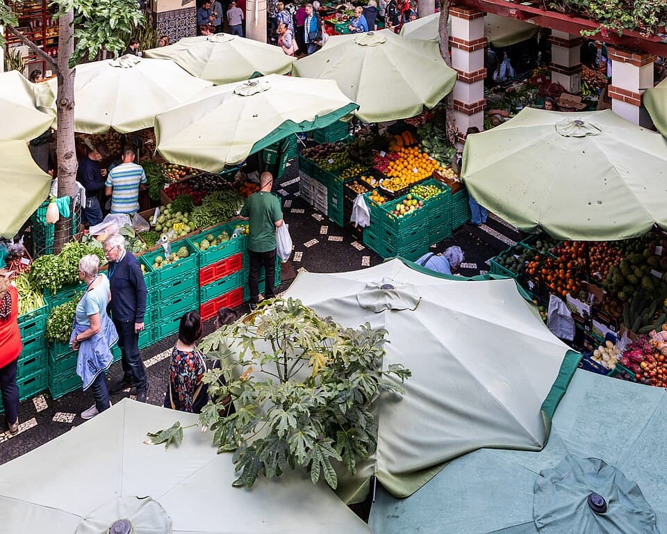 Bancas de frutas e legumes no interior do Mercado dos Lavradores, no Funchal