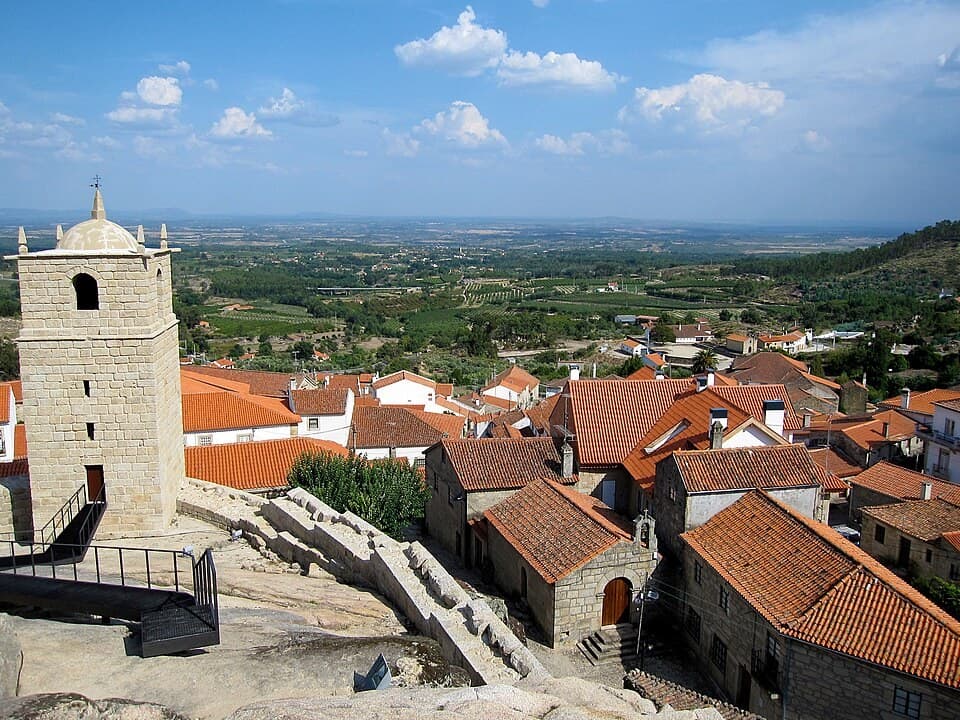 Torre, telhados e casas de pedra da aldeia histórica de Castelo Novo