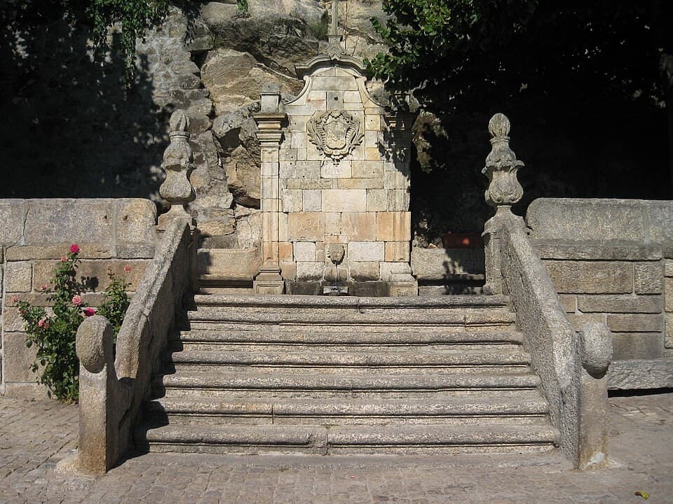 Escadaria e fonte de granito do Chafariz da Bica, em Castelo Novo