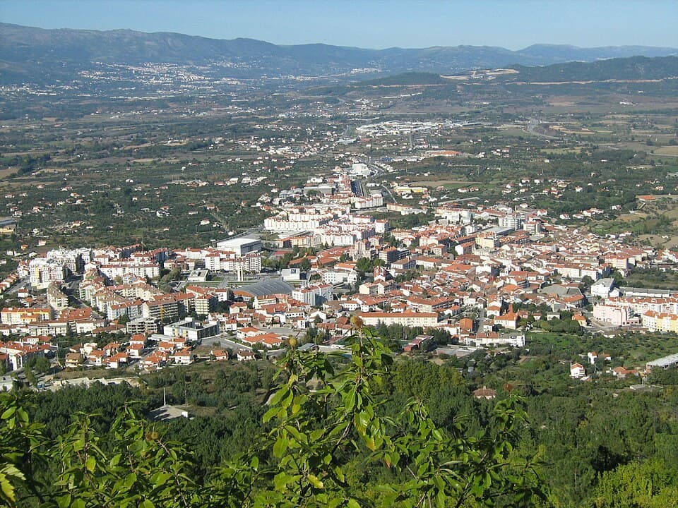 Vista sobre a cidade do Fundão, campos e encostas da Cova da Beira
