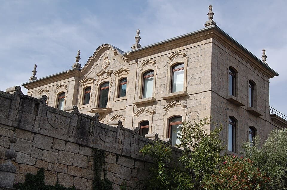 Fachada de granito e remates do Palácio do Picadeiro, em Alpedrinha