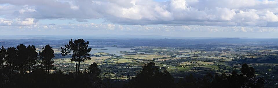 Vista ampla da planície e dos campos a partir da Serra da Gardunha