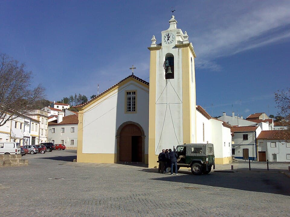 Igreja Matriz de Belver com fachada branca, torre sineira e relógio