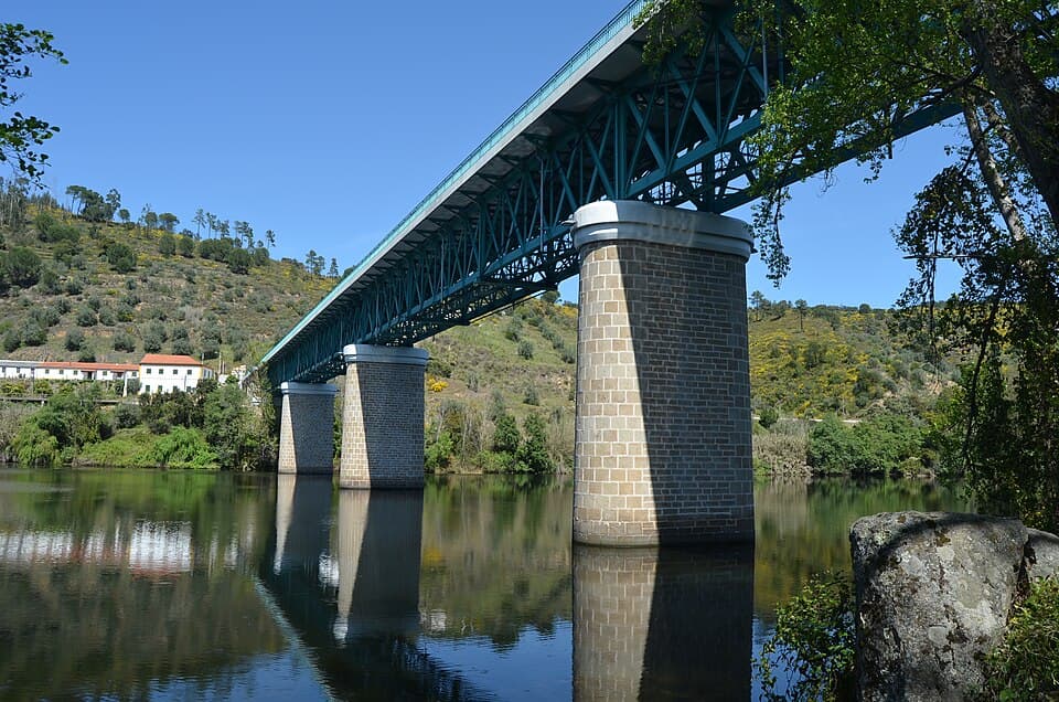 Estrutura metálica da ponte de Belver sobre o rio Tejo vista da margem