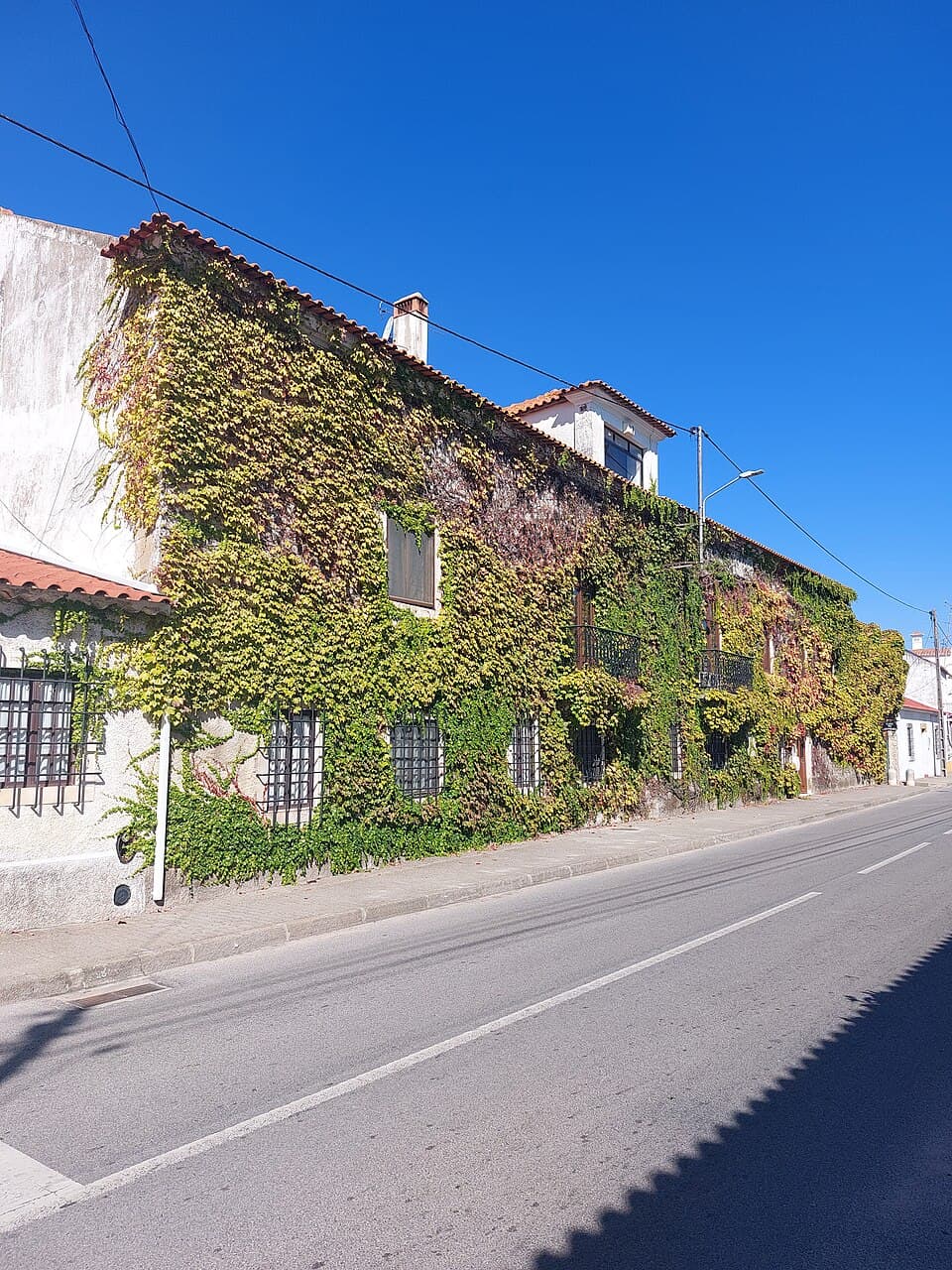 Fachada da Casa da Azinhaga, na aldeia da Azinhaga, Golegã