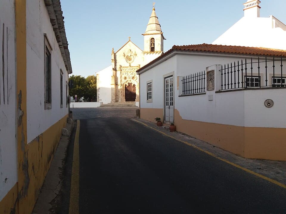 Igreja Matriz da Golegã vista a partir da rua lateral