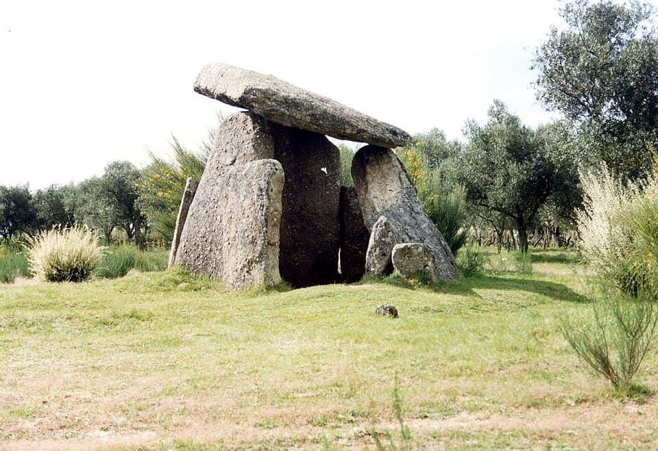 Esteios e laje de cobertura da Anta da Pedra da Orca
