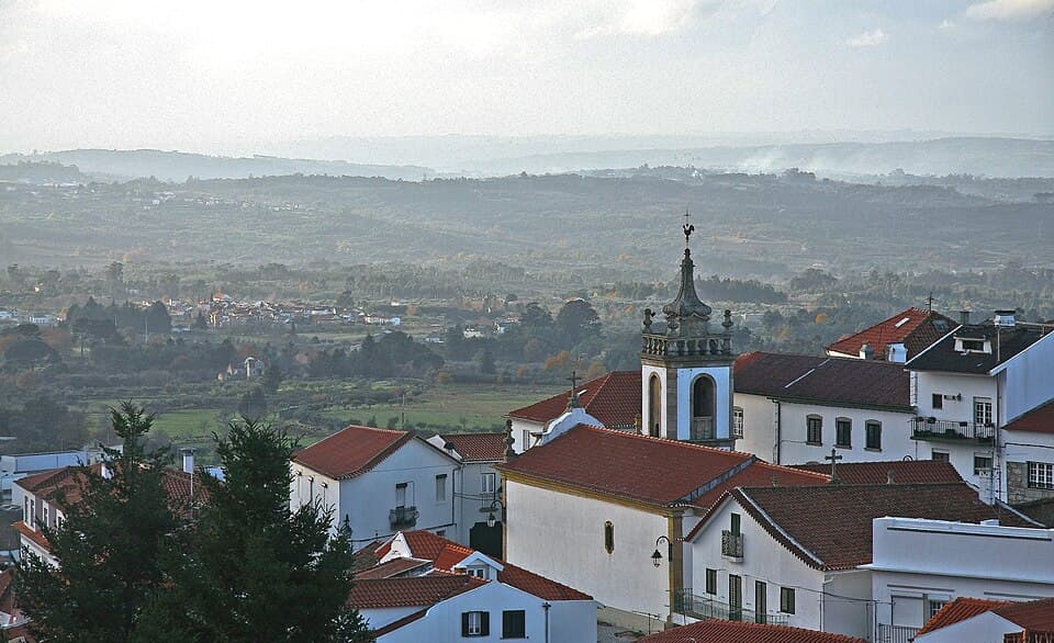 Casario e torre da igreja de Gouveia vistos da encosta