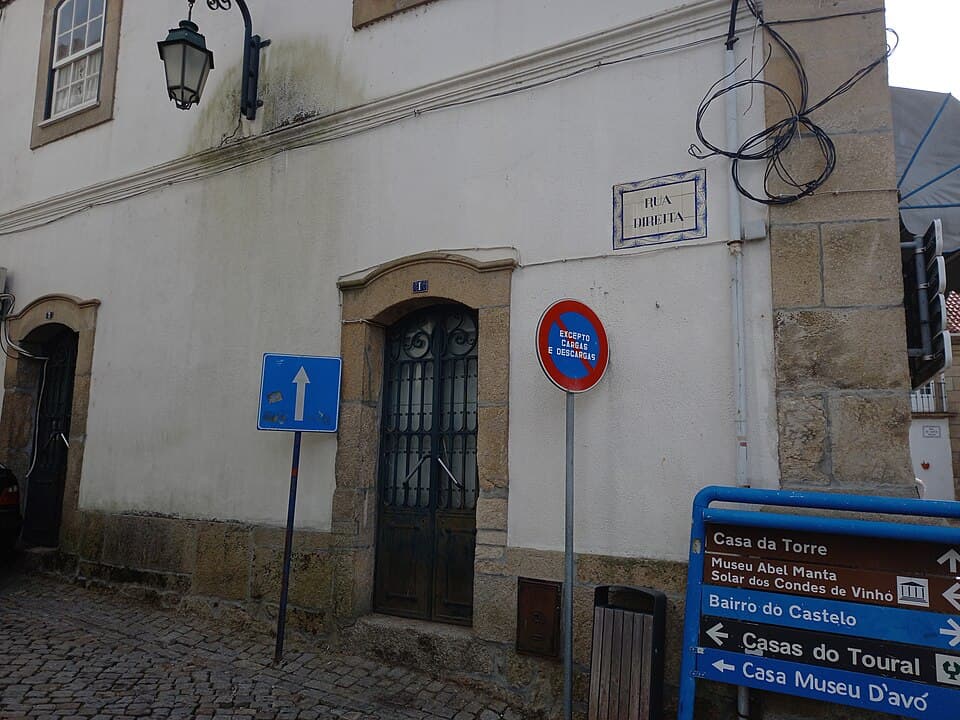 Fachada com placa toponímica da Rua Direita em Gouveia