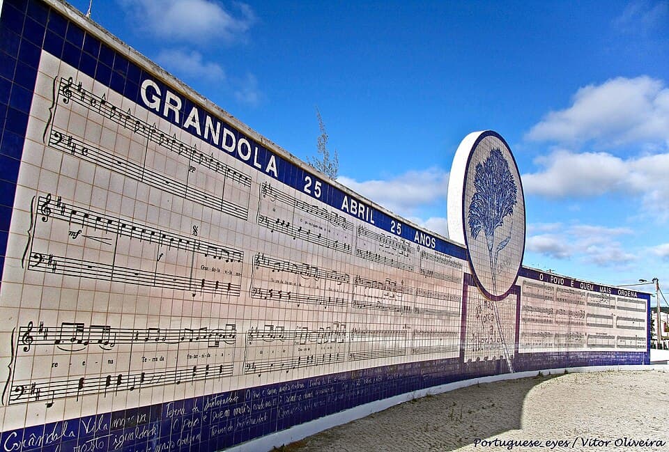 Monumento ao 25 de Abril e partitura de Grândola Vila Morena em Grândola