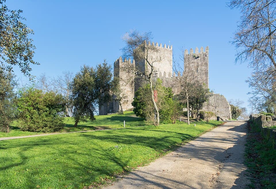 Castelo de Guimarães visto a partir do jardim do Monte Latito