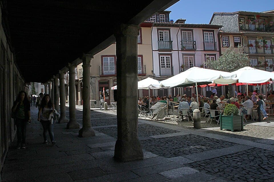 Arcadas e esplanadas no Largo da Oliveira, em Guimarães