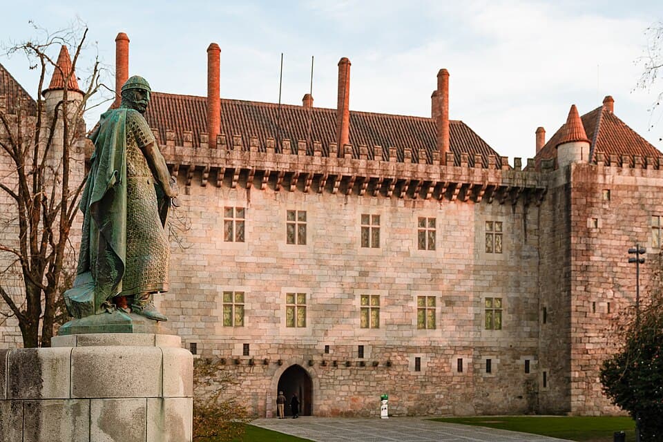 Paço dos Duques de Bragança com a estátua de D. Afonso Henriques em primeiro plano