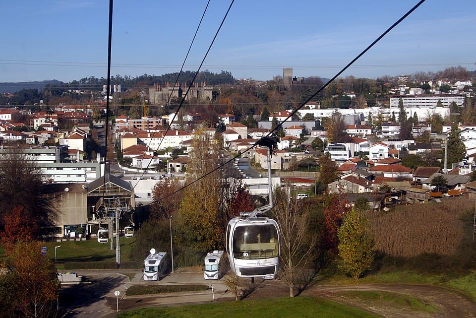 Cabine do Teleférico da Penha sobre a cidade de Guimarães