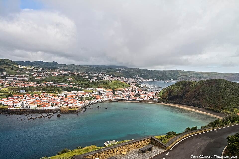 Praia de Porto Pim junto à cidade da Horta