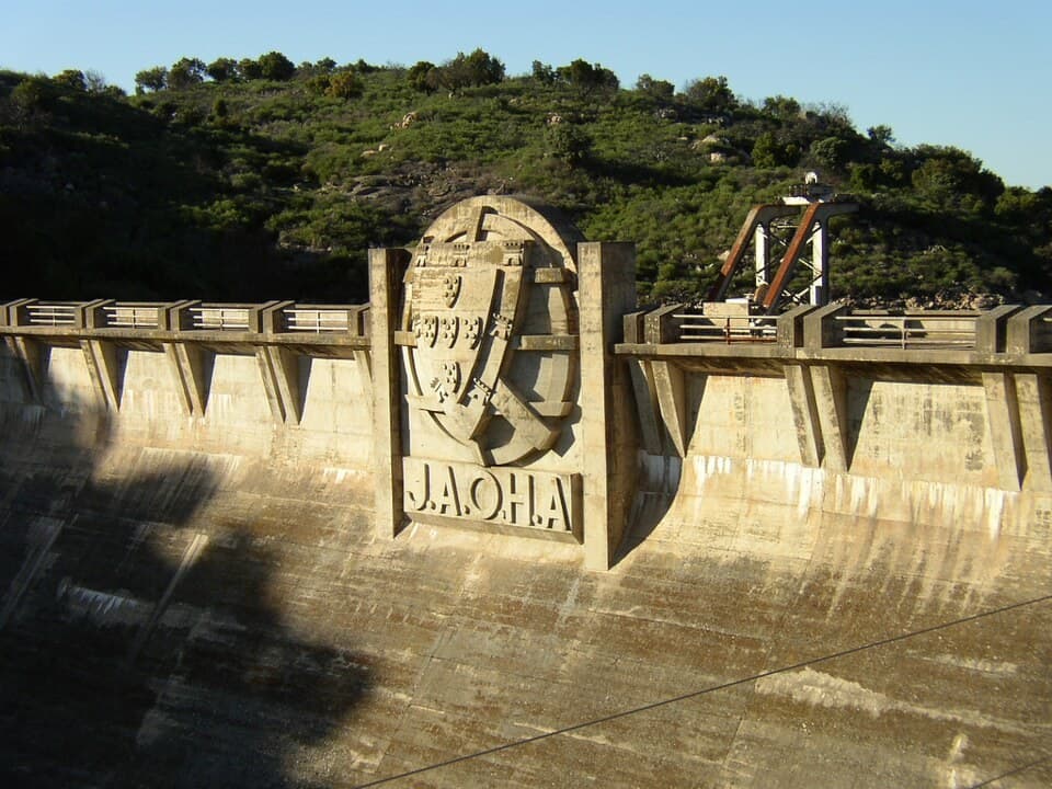 Muro e estrutura central da Barragem Marechal Carmona, em Idanha-a-Nova