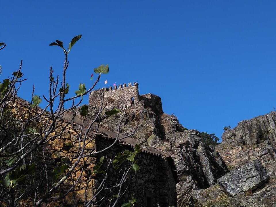Ruínas do Castelo de Penha Garcia no alto da encosta rochosa