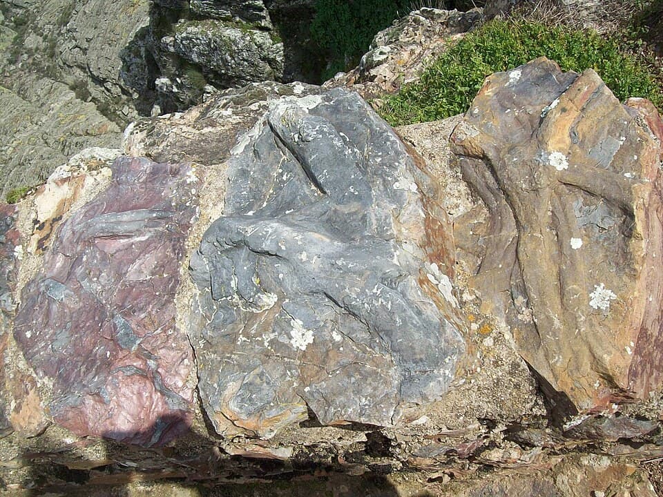 Marcas fossilizadas em rocha no Parque Icnológico de Penha Garcia