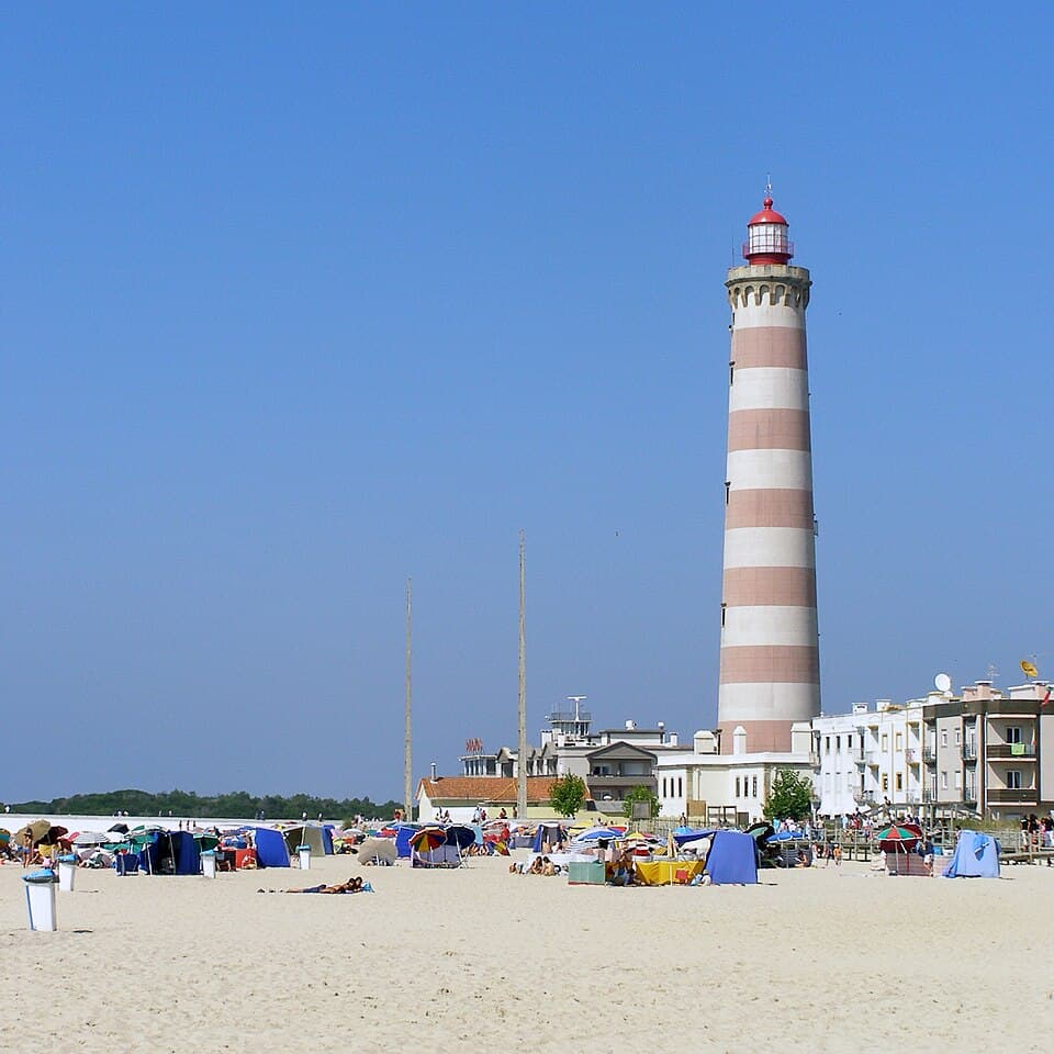 Farol da Barra com as suas faixas vermelhas e brancas, em Ílhavo