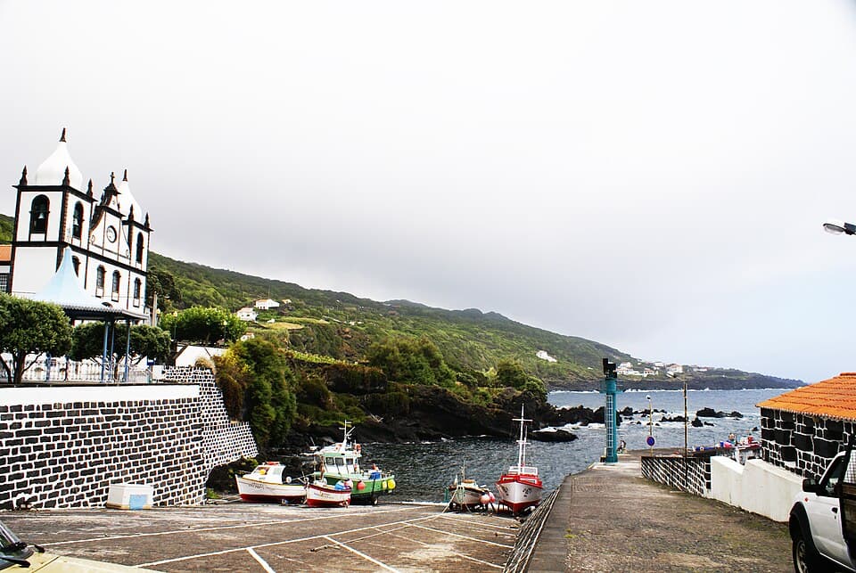 Porto piscatório da Calheta de Nesquim nas Lajes do Pico