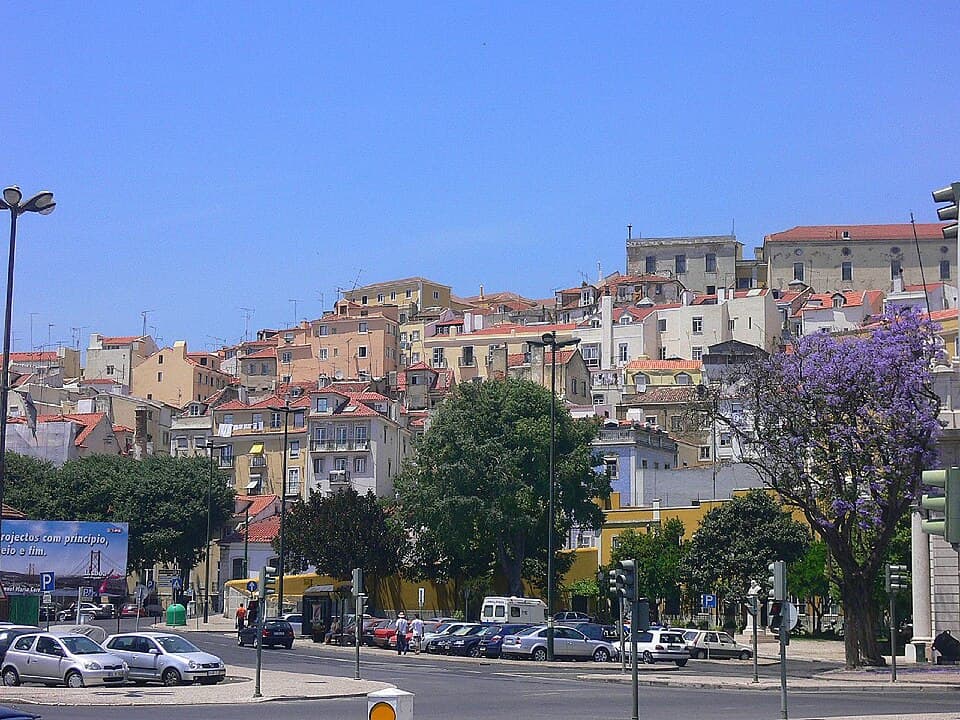 Rua e casario do bairro de Alfama, em Lisboa