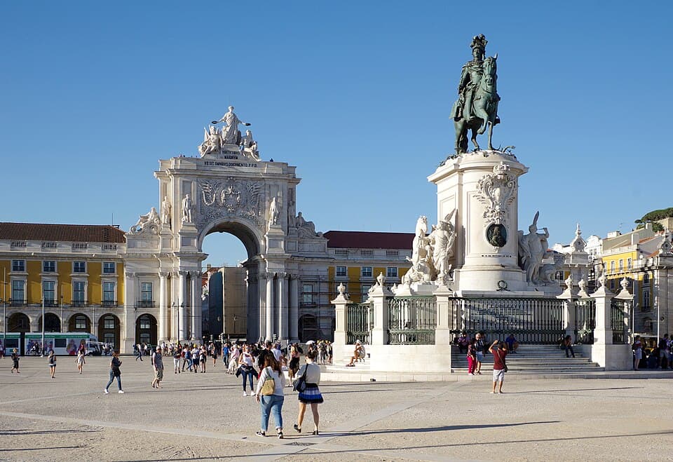 Arco Triunfal da Rua Augusta e estátua equestre na Praça do Comércio, em Lisboa