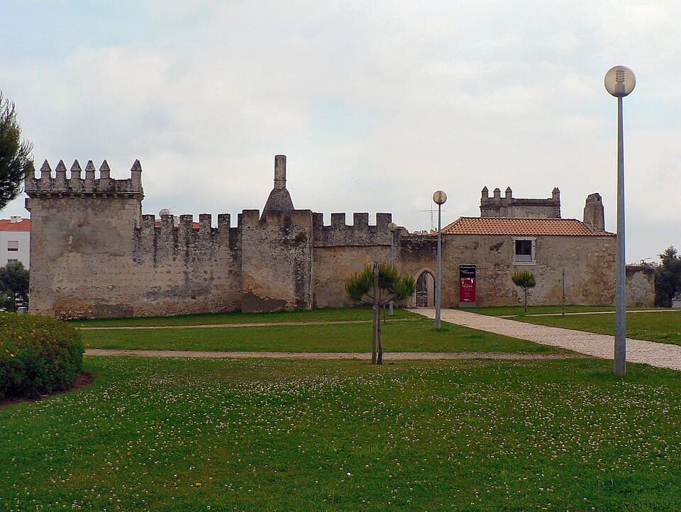 Muralhas e torres ameadas do Castelo de Pirescouxe vistas a partir do jardim