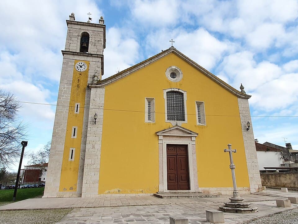 Fachada amarela e torre sineira da Igreja Matriz de Santa Maria de Loures