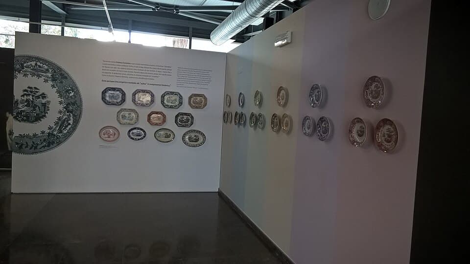 Expositores com peças de louça no interior do Museu de Cerâmica de Sacavém